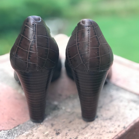 Bandolino Brown faux Crocodile pumps - Picture 3 of 6